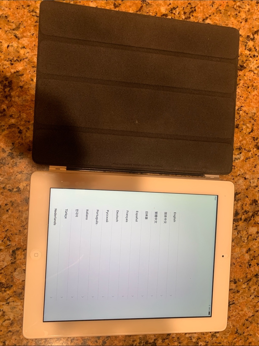 Like new IPAD Generation 4 with screen protector and magnet protection cover